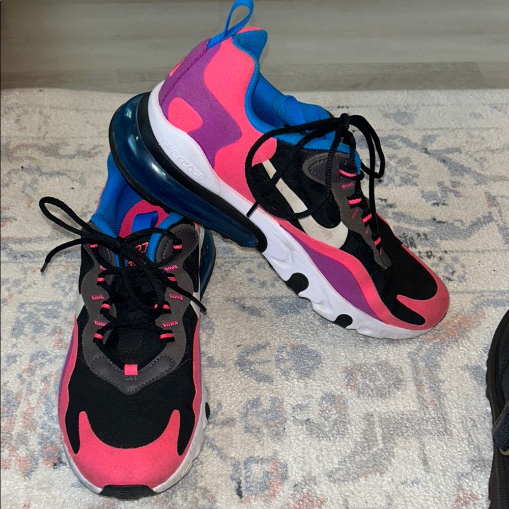 Nike Air Max 270 React
Black Hyper Pink Vivid Purple  size 7y